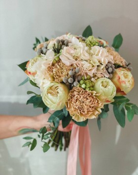 Букет невесты из пионовидных роз 